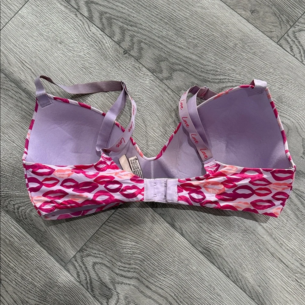 Victoria's Secret‎ Lip Print T-Shirt Lightly Lined Wireless Bra Size 36D